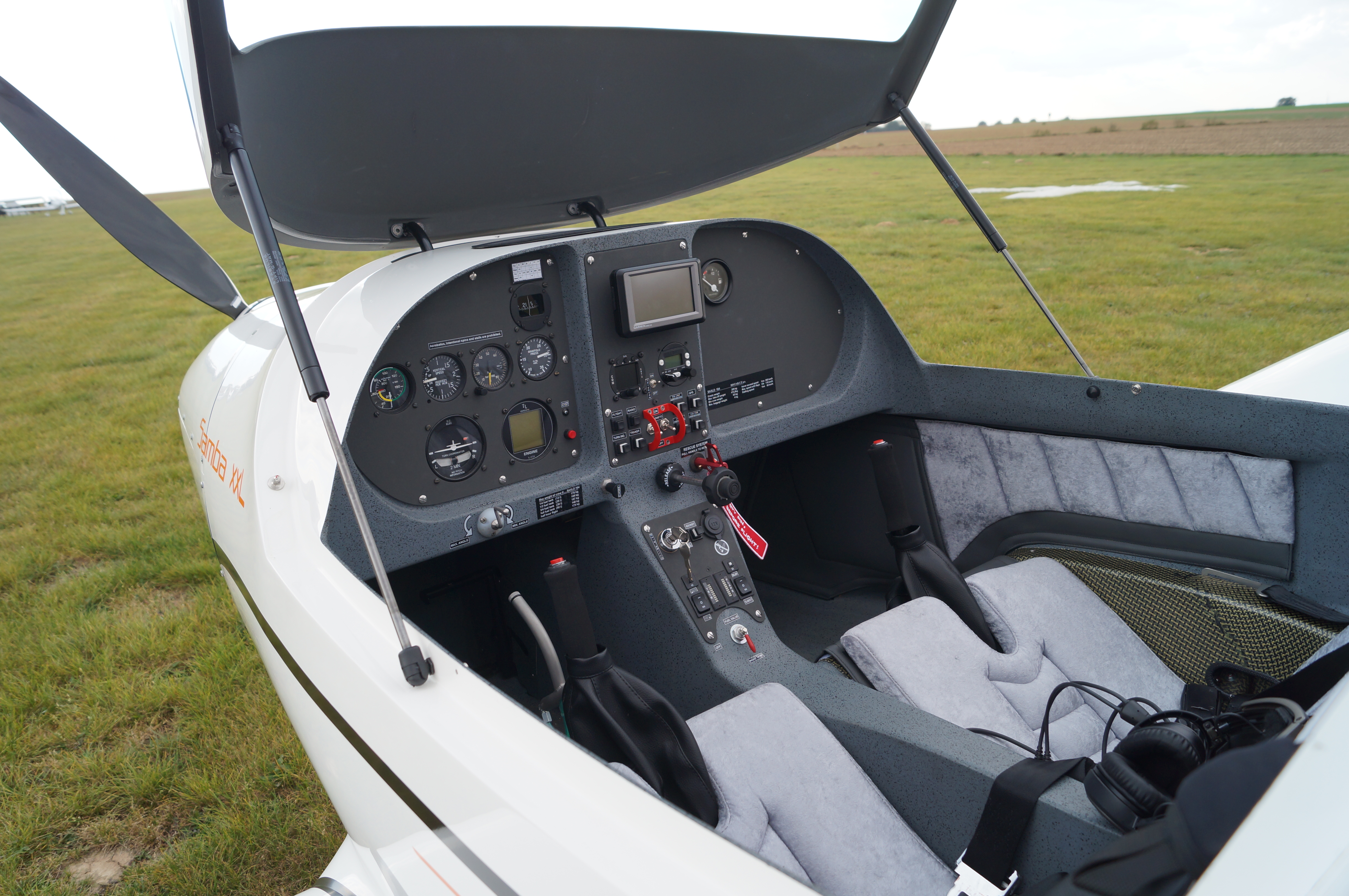 De cockpit heeft een comfortabel degelijk dashboard. 
